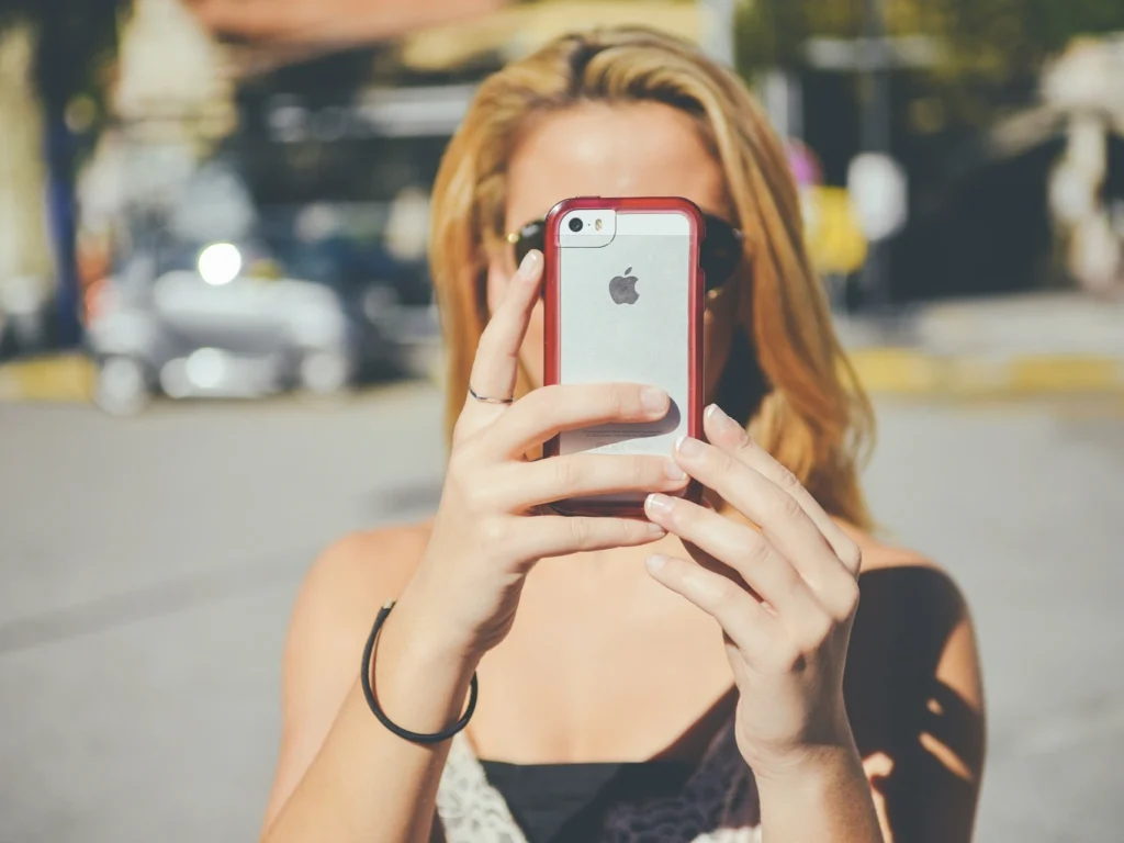 Creadora argentina grabando contenido con su celular para OnlyFans