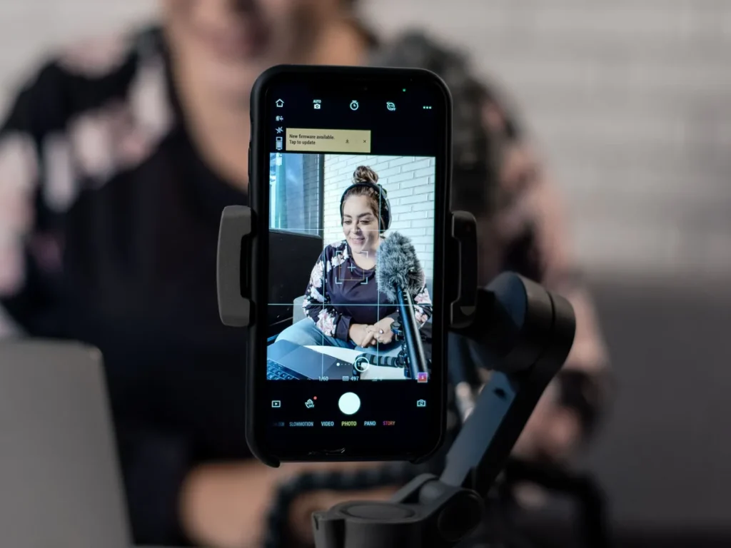 Creadora de contenido grabando con el celular, actividad que ARCA considera exportación de servicios