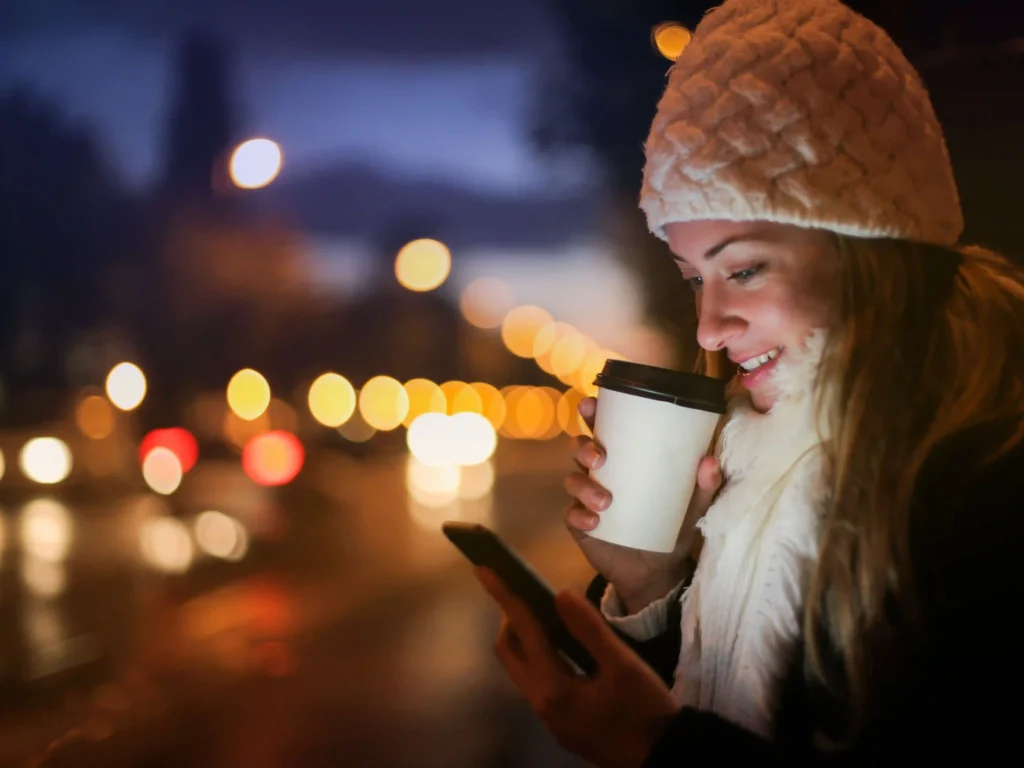 Mujer revisando Twitter/X de noche, uno de los mejores horarios para promocionar OnlyFans en Argentina