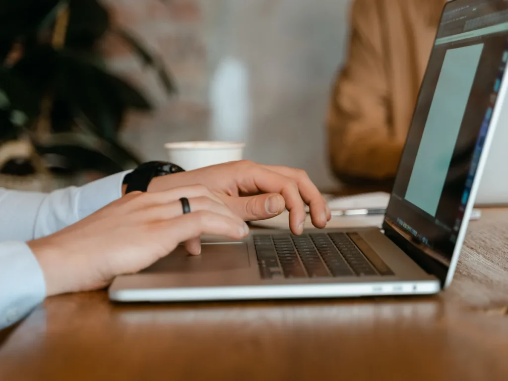Manos completando en la notebook la inscripción al monotributo para OnlyFans en Argentina