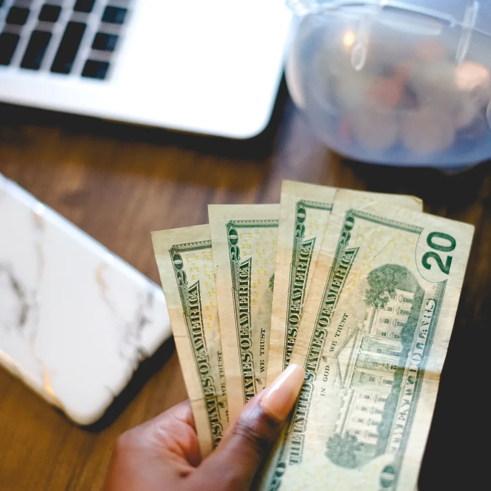 Billetes de dólar que representan cómo paga OnlyFans a creadoras de Argentina